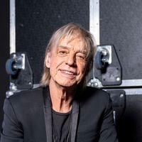 Un autre monde... mais toujours le même village de son enfance : Jean-Louis Aubert fait un geste qui en dit long