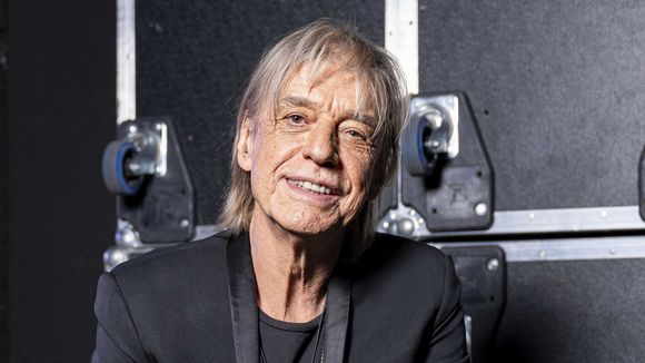 Un autre monde... mais toujours le même village de son enfance : Jean-Louis Aubert fait un geste qui en dit long