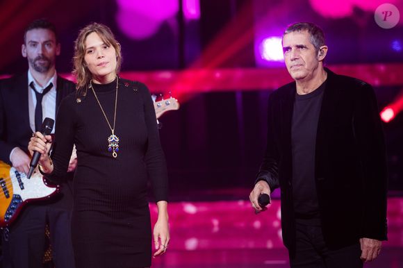 Julien Clerc et sa fille Vanille Clerc qui fait sa première apparition en public enceinte  - Deuxième jour de la 33ème édition du Téléthon au Parc de la Villette à Paris le 7 décembre 2019. © Tiziano Da Silva/Bestimage