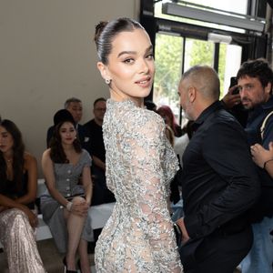 Hailee Steinfeld au défilé Tamara Ralph Haute Couture Automne / Hiver 2025-2026 dans le cadre de la Fashion Week de Paris (PFW), Palais de Tokyo, France, le 7 Juillet 2025. © Jeremy Melloul/Bestimage