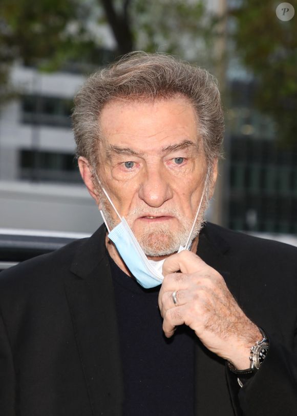 Eddy Mitchell et son fils Eddy Moine sont en promotion pour le livre "Le dictionnaire de ma vie" écrit par le fils sur le père. Ils arrivent à la radio RTL le 7 octobre 2020.
©Agence / Bestimage