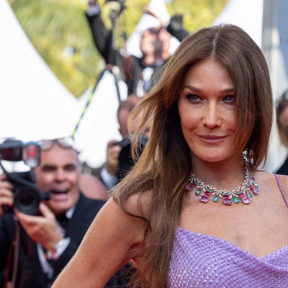 Carla Bruni-Sarkozy à la montée des marches du film " Les Amandiers " lors du 75ème Festival International du Film de Cannes, le 21 mai 2022.

Photo : Olivier Borde / Bestimage