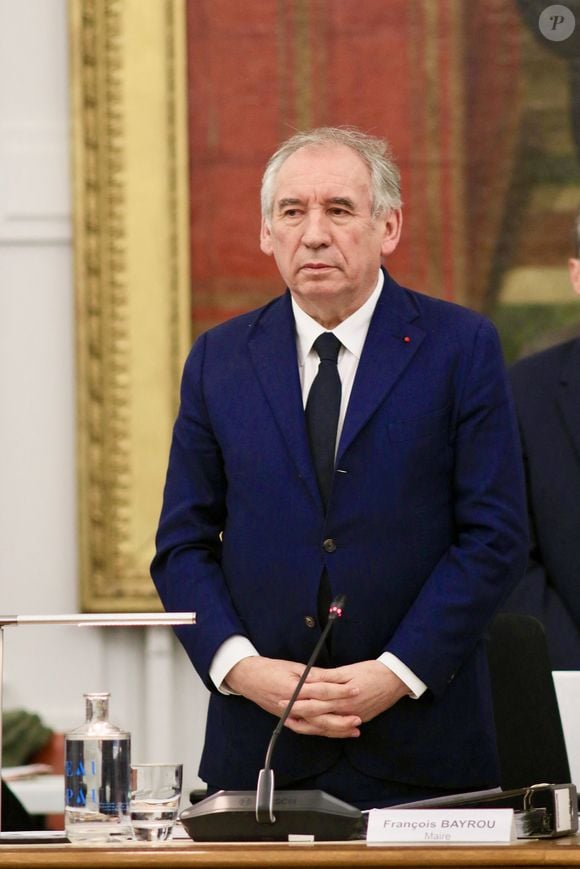 Le premier ministre François Bayrou, maire de Pau, préside le conseil municipal de la ville alors que la cellule interministérielle de crise (CIC) se réunissait à propos de Mayotte le 16 décembre 2024.