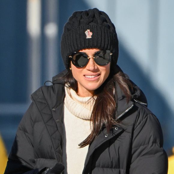 Elle affirme avoir été victime de brûlures "catastrophiques" après avoir reproduit chez elle du sel de bain recommandé par Meghan. Elle demande de trouver une solution à l'amiable mais menace de poursuivre la duchesse, Netflix, et Archewell Productions, pour un montant pouvant aller jusqu'à 10 millions de dollars !

Meghan Markle aux Invictus Games à Vancouver, au Canada, en 2025. Backgrid UK / Bestimage