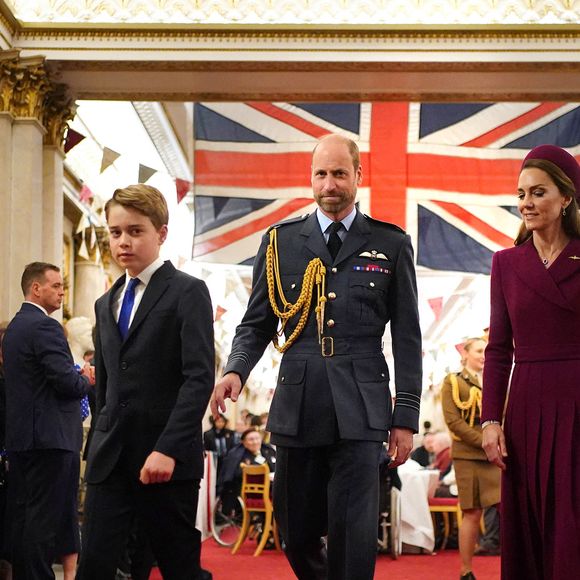 Néanmoins, Kate et William souhaitent que George garde l'adolescence la plus normale possible avant de vraiment faire face à ses responsabilités de futur roi.

Le prince George de Galles, Le prince William, prince de Galles, Catherine (Kate) Middleton, princesse de Galles - Members of The Royal Family attend a VE80 Tea Party at Buckingham Palace, London, UK, on the 5th May 2025.

© Yui Mok/WPA-Pool / Julien Burton / Bestimage