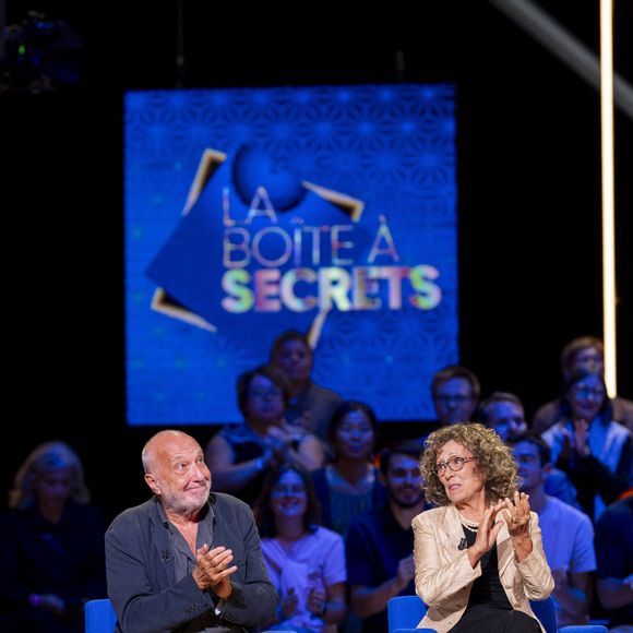 Exclusif - François Berléand et Mireille Dumas lors de l'enregistrement de l'émission "La Boîte à secrets", présentée par F.Bollaert et diffusée le 26 septembre 2025 sur France 3, dans les studios du Lendit à Saint-Denis, Seine Saint-Denis, France, le 8 septembre 2025. © Pierre Perusseau/Bestimage