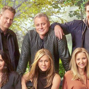 (info : Matthew Perry, star de la série " Friends ", est mort à 54 ans) - La chaine HBO MAX a diffusé une bande annonce du futur film ainsi qu'une photo du casting : Matthew Perry, Matt LeBlanc, David Schwimmer, Courteney Cox, Jennifer Aniston et Lisa Kudrow