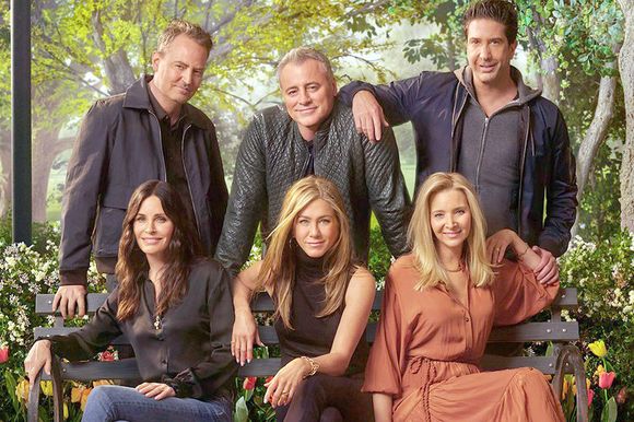 (info : Matthew Perry, star de la série " Friends ", est mort à 54 ans) - La chaine HBO MAX a diffusé une bande annonce du futur film ainsi qu'une photo du casting : Matthew Perry, Matt LeBlanc, David Schwimmer, Courteney Cox, Jennifer Aniston et Lisa Kudrow