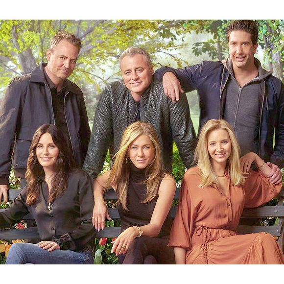(info : Matthew Perry, star de la série " Friends ", est mort à 54 ans) - La chaine HBO MAX a diffusé une bande annonce du futur film ainsi qu'une photo du casting : Matthew Perry, Matt LeBlanc, David Schwimmer, Courteney Cox, Jennifer Aniston et Lisa Kudrow