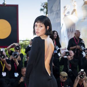 L’actrice française de 31 ans a fait sensation dans une robe noire près du corps, dos nu jusqu’aux reins, ornée de fines chaînes dorées qui s’apparentaient à un bijou de taille...

Adele Exarchopoulos lors de la cérémonie de clôture du 82ème Festival International du Film de Venise (La Mostra), Italie, le 6 septembre 2025. © SGP/Bestimage