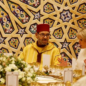 Le président français Emmanuel Macron (G), le roi du Maroc Mohammed VI (C) et l'épouse du président français Brigitte Macron assistent à un dîner d'État au Palais royal de Rabat, le 29 octobre 2024, dans le cadre d'une visite d'État de trois jours du président français au Maroc. 

© Ludovic Marin/Pool/Bestimage