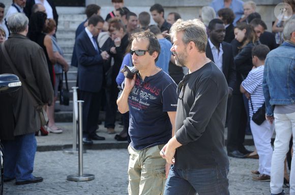 Les proches de Thierry Redler lui rendent un dernier hommage lors de ses funérailles, au cimetière du Père-Lachaise à Paris, le 5 août 2014.
Abaca
