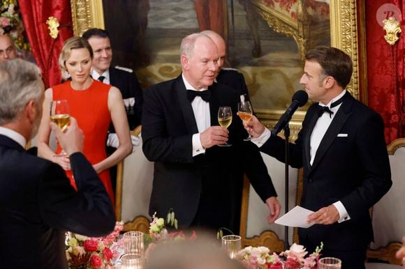 Ce dimanche 8 juin, Emmanuel Macron et son épouse poursuivent leur séjour officiel sur le Rocher.
La princesse Charlène de Monaco, Le prince Albert II de Monaco, Le président Emmanuel Macron lors du dîner d'état au palais princier dans le cadre de la visite d'État de deux jours du couple présidentiel français à Monaco avant l'Unoc3 le 7 juin 2025.

© Ludovic Marin / Pool / Bestimage