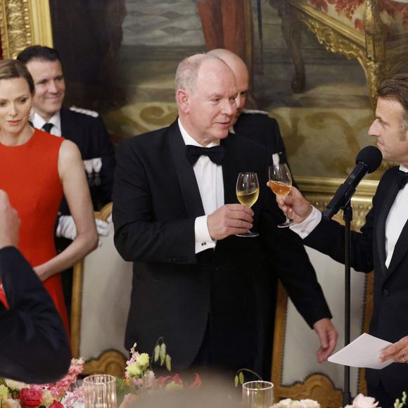 Ce dimanche 8 juin, Emmanuel Macron et son épouse poursuivent leur séjour officiel sur le Rocher.
La princesse Charlène de Monaco, Le prince Albert II de Monaco, Le président Emmanuel Macron lors du dîner d'état au palais princier dans le cadre de la visite d'État de deux jours du couple présidentiel français à Monaco avant l'Unoc3 le 7 juin 2025.

© Ludovic Marin / Pool / Bestimage