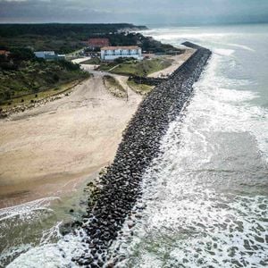 Le trait de côte du littoral aquitain, allant de la commune du Verdon à celle de Lacanau (33) est un secteur géographique particulierement touché par l'érosion. Les dunes peuvent reculer jusqu'à 9 mètres par an.
ANDBZ/ABACA