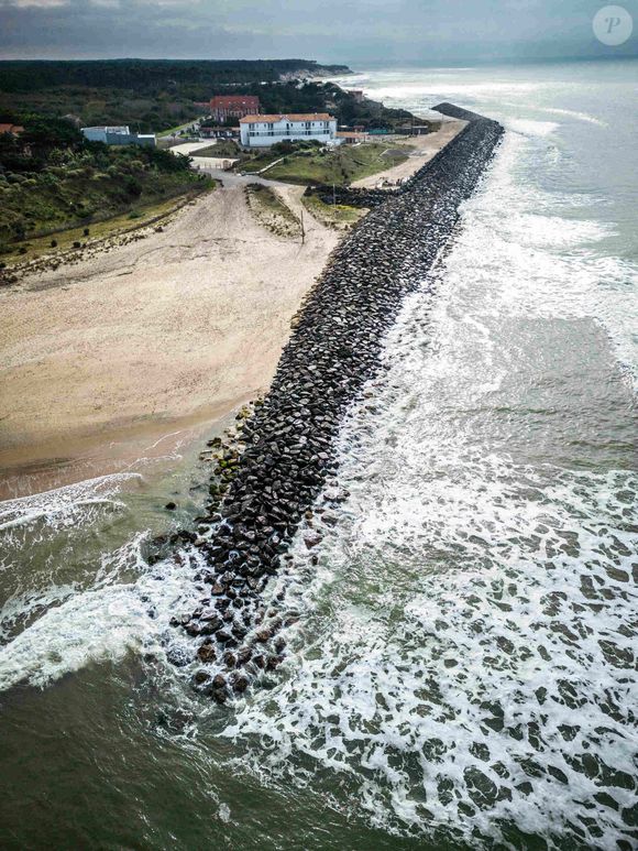 Le trait de côte du littoral aquitain, allant de la commune du Verdon à celle de Lacanau (33) est un secteur géographique particulierement touché par l'érosion. Les dunes peuvent reculer jusqu'à 9 mètres par an.
ANDBZ/ABACA