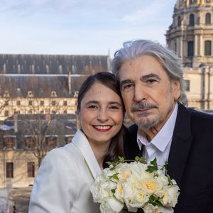 Exclusif - Mariage de Serge Lama et Luana Santonino à la mairie du 7ème arrondissement de Paris. Rachida Dati, Maire du 7ème a célébré le mariage. Paris, le 11 février 2021. © Cyril Moreau/Bestimage