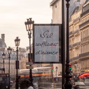 Une mystérieuse campagne d'affichage reprenant les titres iconiques de Céline Dion s'est emparée de Paris ces dernières heures. France, le 24 mars 2026. © Théo Castillon / Bestimage