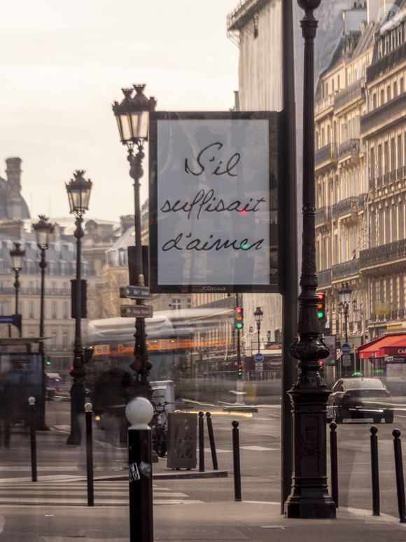 Une mystérieuse campagne d'affichage reprenant les titres iconiques de Céline Dion s'est emparée de Paris ces dernières heures. France, le 24 mars 2026. © Théo Castillon / Bestimage