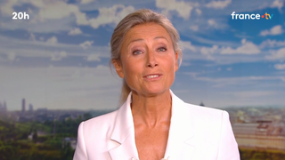 "Voilà, c'est fini..." : Anne-Sophie Lapix a présenté son dernier JT sur France 2, ses belles pensées pour Léa Salamé, son mari et ses enfants