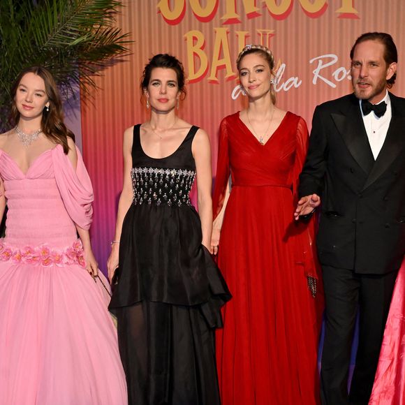 Venue sans son époux Pierre Casiraghi, Béatrice Borromeo a choisi une robe rouge Dior tandis que Charlotte a porté une robe noire à strass de la griffe française Chanel. 

Ben Sylvester Strautmann, sa compagne, la princesse Alexandra de Hanovre, Charlotte Casiraghi, Béatrice Borroméo, Andréa Casiraghi et  sa femme Tatiana Santo Domingo durant la 69ème édition du Bal de la Rose dans la Salle des Étoiles du Sporting Monte-Carlo à Monaco, le 29 mars 2025.
© Bruno Bebert / Pool Monaco / Bestimage