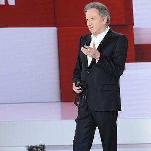 Michel Drucker et sa chienne Isia - Enregistrement de l'émission "Vivement Dimanche" à Paris le 18 Novembre 2015 et qui sera diffusée le 22 Novembre 2015 ; Invité principal Marina Carrère d'Encausse