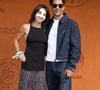 Ces pansements font suite à une nouvelle opération de chirurgie réparatrice, comme elle l'a expliqué en toute transparence sur son compte Instagram il y a une semaine.

Sandra Sisley et son mari Tomer Sisley au photocall du village lors des Internationaux de France de Tennis de Roland Garros 2026, à Paris, France, le 5 juin 2026. © Jacovides-Moreau/Bestimage