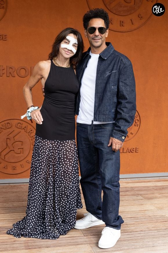 Ces pansements font suite à une nouvelle opération de chirurgie réparatrice, comme elle l'a expliqué en toute transparence sur son compte Instagram il y a une semaine.

Sandra Sisley et son mari Tomer Sisley au photocall du village lors des Internationaux de France de Tennis de Roland Garros 2026, à Paris, France, le 5 juin 2026. © Jacovides-Moreau/Bestimage