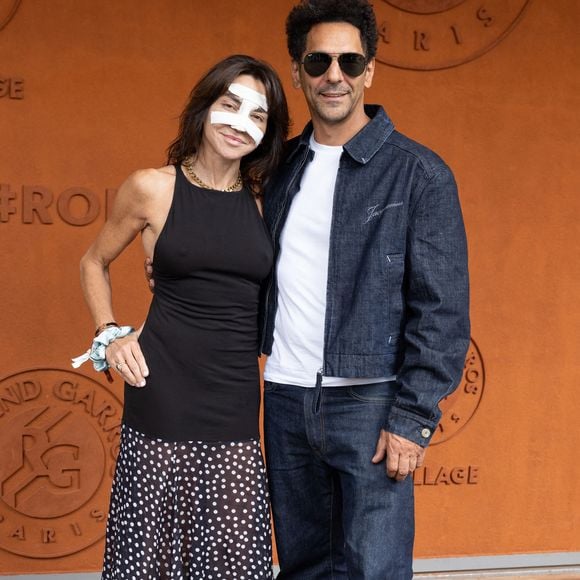 Ces pansements font suite à une nouvelle opération de chirurgie réparatrice, comme elle l'a expliqué en toute transparence sur son compte Instagram il y a une semaine.

Sandra Sisley et son mari Tomer Sisley au photocall du village lors des Internationaux de France de Tennis de Roland Garros 2026, à Paris, France, le 5 juin 2026. © Jacovides-Moreau/Bestimage