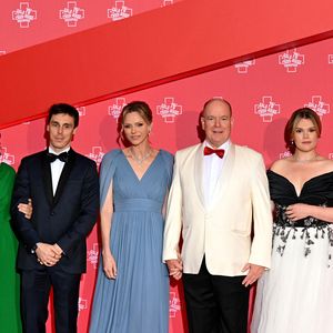 Marie et louis Ducruet, le princesse Charlene, le prince Albert II de Monaco et Camille Gottlieb - 76ème Bal de la Croix Rouge dans la salle des Etoiles à Monaco le 12 juillet 2025. © Bruno Bebert/Bestimage