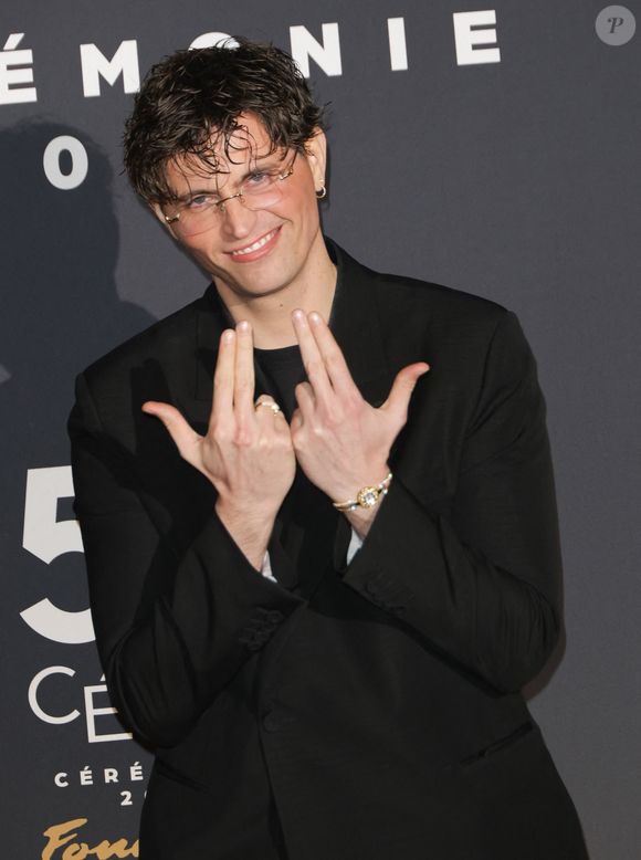 “Ces féminicides n’ont rien à voir avec la haine des femmes, assure le narrateur”, assure-t-il auprès de Paris Match

Raphaël Quenard au photocall du dîner de la 50ème édition de la cérémonie des César au Fouquet's à Paris, France, le 28 février 2025. © Coadic Guirec/Bestimage