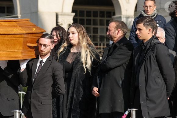 Milla Savarese, la fille de la défunte, le veuf Michel Ferracci  et son fils Enzo Ferracci à la sortie des obsèques d'Emilie Dequenne au cimetière Père Lachaise à Paris, France, le 26 mars 2025. © Cyril Moreau/Bestimage