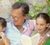 Lors de cette cérémonie, sa fille Clarisse a évoqué les derniers instants de son papa dans un discours poignant.
Archives - En France, en Corse, Philippe Labro en vacances, et ses enfants Jean et Clarisse
Michel Ristroph via Bestimage