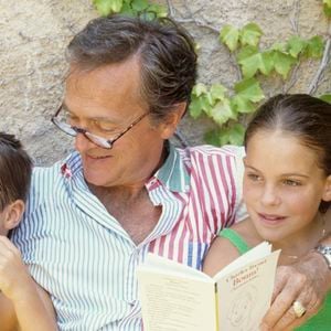Lors de cette cérémonie, sa fille Clarisse a évoqué les derniers instants de son papa dans un discours poignant. 

Archives - En France, en Corse, Philippe Labro en vacances, et ses enfants Jean et Clarisse  
Michel Ristroph via Bestimage