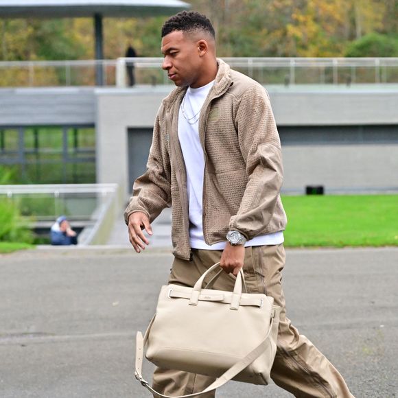 Kylian Mbappe - Arrivée des joueurs de l’Equipe de France au centre d'entraînement de Clairefontaine, le 10 novembre 2025. © Christian Liewig / Bestimage
