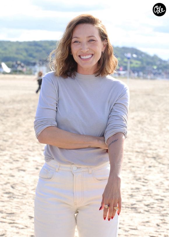 Mais pour une totale déconnexion, c'est au Cap-Ferret qu'elle va.

Laura Smet - Photocall du jury sur la plage lors de la 52ème édition du Festival du Cinéma Américain de Deauville le 10 septembre 2026. © Denis Guignebourg / Bestimage