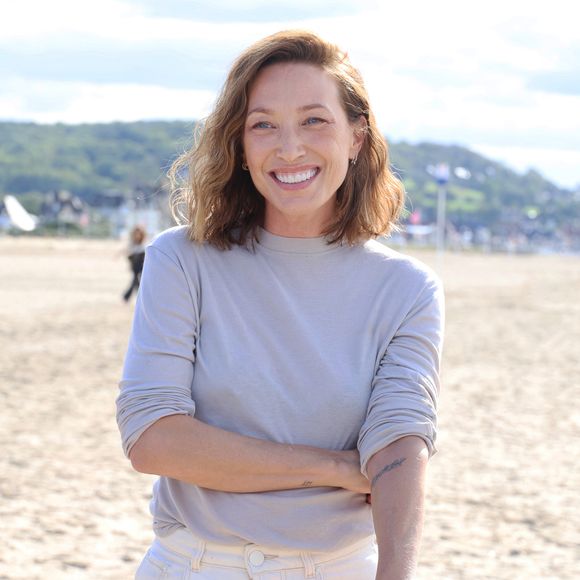 Mais pour une totale déconnexion, c'est au Cap-Ferret qu'elle va.

Laura Smet - Photocall du jury sur la plage lors de la 52ème édition du Festival du Cinéma Américain de Deauville le 10 septembre 2026. © Denis Guignebourg / Bestimage