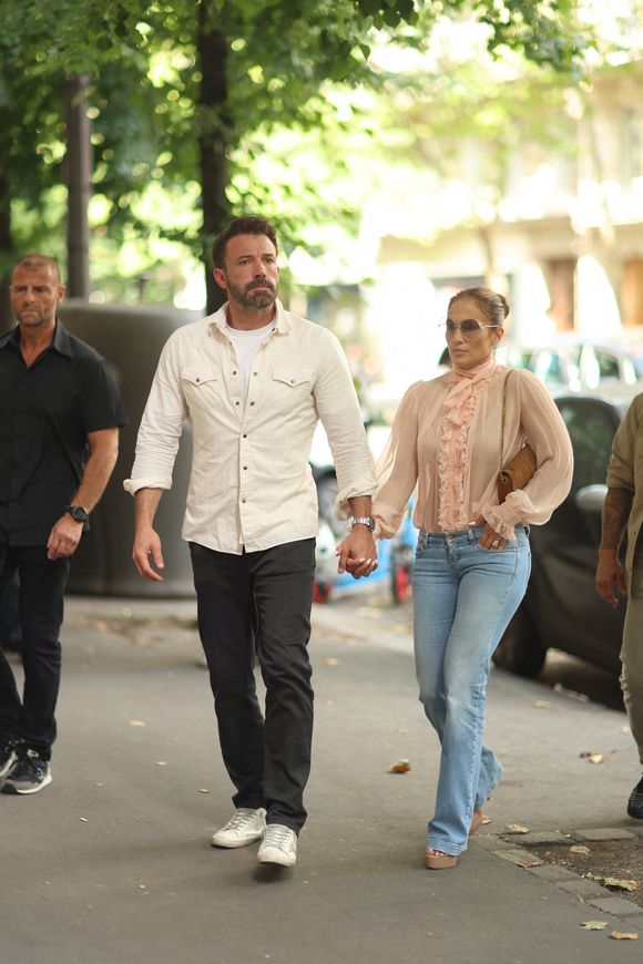 Pour rappel, le célèbre comédien l'a fait avec sa société de production : Artists Equity qu'il dirige avec Matt Damon. Cependant, JLO n'a pas tagué les deux hommes dans sa publication...

Ben Affleck et son ex-femme Jennifer Lopez, accompagnés de leurs enfants respectifs Seraphina et Emme, rentrent à l'hôtel de Crillon après un passage à la parfumerie "Sephora" sur les Champs-Elysées à Paris, le 25 juillet 2022. (Agence / Bestimage)