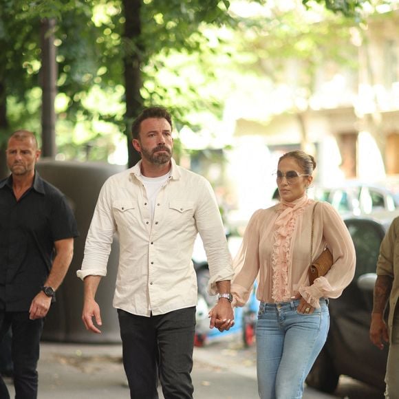 Pour rappel, le célèbre comédien l'a fait avec sa société de production : Artists Equity qu'il dirige avec Matt Damon. Cependant, JLO n'a pas tagué les deux hommes dans sa publication...

Ben Affleck et son ex-femme Jennifer Lopez, accompagnés de leurs enfants respectifs Seraphina et Emme, rentrent à l'hôtel de Crillon après un passage à la parfumerie "Sephora" sur les Champs-Elysées à Paris, le 25 juillet 2022. (Agence / Bestimage)