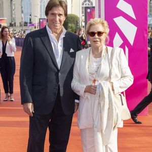 Le 26 janvier prochain, l'icône fera ses adieux à la scène dans le cadre de sa dernière tournée intitulée "Je tire ma révérence". 

Sylvie Vartan et Tony Scotti - Première du film "Les choses humaines" lors de la 47éme édition du Festival du Cinéma Américain de Deauville le 11 septembre 2021.

© Olivier Borde / Bestimage