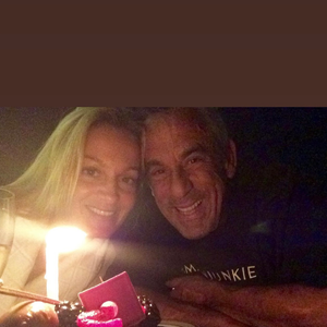 En story Instagram, dès le petit matin, la figure de TF1 qui partageait sa vie depuis plus de 15 ans s'est fendue d'une photo de leur beau duo, datant sans doute d'un précédent anniversaire. 

Audrey Crespo-Mara célèbre l'anniversaire de Thierry Ardisson sur Instagram