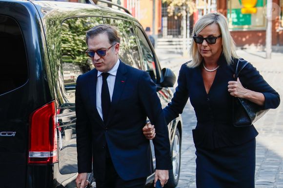 Laurence Ferrari et son mari Renaud Capuçon - Arrivées aux obsèques de Philippe Labro en l'église de Saint-Germain-des-Prés à Paris le 13 juin 2025. © Dominique Jacovides - Christophe Clovis / Bestimage