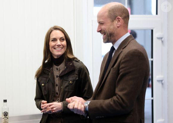Catherine, Princesse de Galles et le Prince William, Prince de Galles (Le prince William, prince de Galles, et Catherine (Kate) Middleton, princesse de Galles) dégustent du cidre lors d'une visite à Long Meadow Cider le 14 octobre 2025 à Craigavon, en Irlande du Nord. Long Meadow appartient à la famille McKeever depuis trois générations et cultive des pommes de première qualité depuis 1968. Le prince et la princesse de Galles visitent des organisations qui offrent des possibilités de création et d'entreprise aux jeunes des zones rurales d'Irlande du Nord. © GoffPhotos/Pool/Bestimage