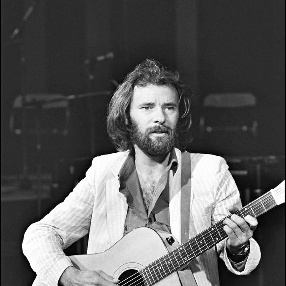 Depuis près de 50 ans, le chanteur a trouvé refuge à Perigny, petit village du Loir-et-Cher.

Maxime Le Forestier sur le plateau du Grand échiquier en 1979. Bestimage.