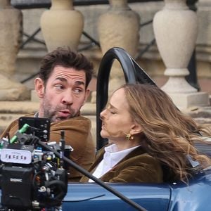 John Krasinski et Natalie Portman en train de tourner une scène de poursuite en voiture pour le film de Guy Ritchie Fountain of Youth devant la Walker Art Gallery à Liverpool aujourd'hui. 16 mai 2024. (Mirrorpix / Bestimage).