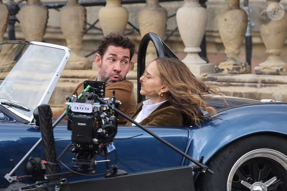 John Krasinski et Natalie Portman en train de tourner une scène de poursuite en voiture pour le film de Guy Ritchie Fountain of Youth devant la Walker Art Gallery à Liverpool aujourd'hui. 16 mai 2024. (Mirrorpix / Bestimage).