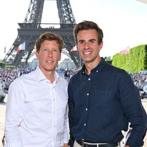 Exclusif - Prix spécial - Jean-Baptiste Marteau (D) et son mari Jean dans la tente VIP du Longines Paris Eiffel Jumping le 20 juin 2025.
© Perusseau / Veeren / Bestimage