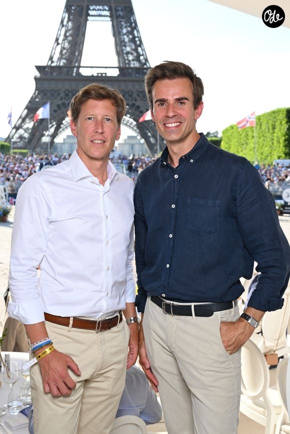 Exclusif - Prix spécial - Jean-Baptiste Marteau (D) et son mari Jean dans la tente VIP du Longines Paris Eiffel Jumping le 20 juin 2025.
© Perusseau / Veeren / Bestimage