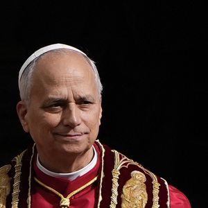 Le roi Charles III d'Angleterre et Camilla Parker Bowles, reine consort d'Angleterre, quittent le pape Léon XIV après avoir assisté au service œcuménique dans la chapelle Sixtine au Vatican, le 23 octobre 2025. Photo par PA Photo/ Bestimage