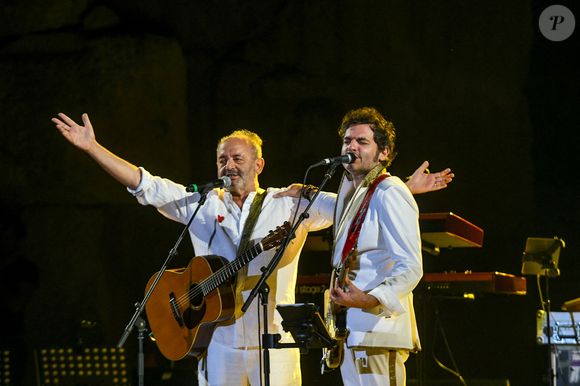 Le musicien français Matthieu Chedid, également connu sous le nom de "M" (à droite) joue avec son père, le chanteur Louis Chedid, sur les marches du temple de Bacchus dans la ville antique de Baalbeck, à l'est de Beyrouth, au Liban, le 4 août 2018, dans le cadre du festival annuel d'été organisé dans les ruines romaines. Les racines familiales de Chedid viennent du Liban et c'était leur premier concert ensemble là-bas. Photo by Ammar Abd Rabbo/ABACAPRESS.COM